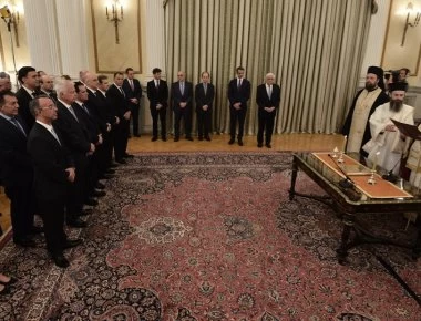 Τα παραλειπόμενα της ορκωμοσίας της νέας κυβέρνησης - Οι στιγμές αμηχανίας και οι γαλάζιες γραβάτες (βίντεο)